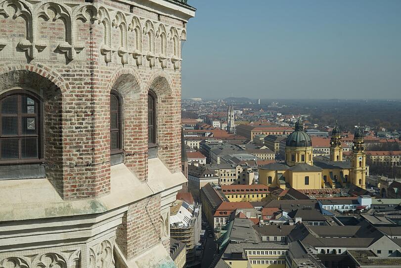 Was für ein sensationeller Blick vom Südturm der Frauenkirche raus auf den Nordturm, auf die Ludwigskirche und weiter zu Arena und ehemaligem Müllberg in Fröttmaning. Die Bilder vom AZ-Besuch zum Durchklicken.