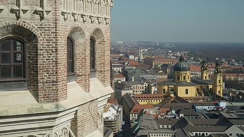 Was für ein sensationeller Blick vom Südturm der Frauenkirche raus auf den Nordturm, auf die Ludwigskirche und weiter zu Arena und ehemaligem Müllberg in Fröttmaning. Die Bilder vom AZ-Besuch zum Durchklicken.