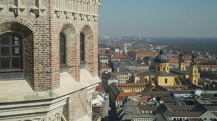 Was für ein sensationeller Blick vom Südturm der Frauenkirche raus auf den Nordturm, auf die Ludwigskirche und weiter zu Arena und ehemaligem Müllberg in Fröttmaning. Die Bilder vom AZ-Besuch zum Durchklicken.