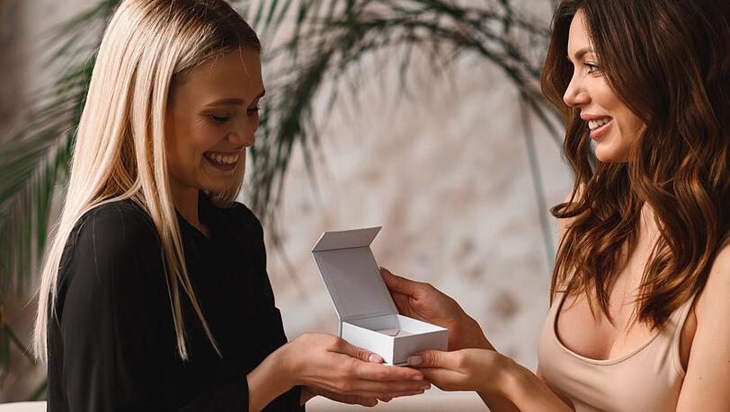 Eine von vielen Weihnachts-Geschenkideen für Modeliebhaberinnen: Schmuck aus nachhaltiger und fairer Produktion.