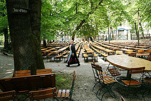 Nichts los: Beim Regenwetter bleibt nicht nur der Augustiner Biergarten leer