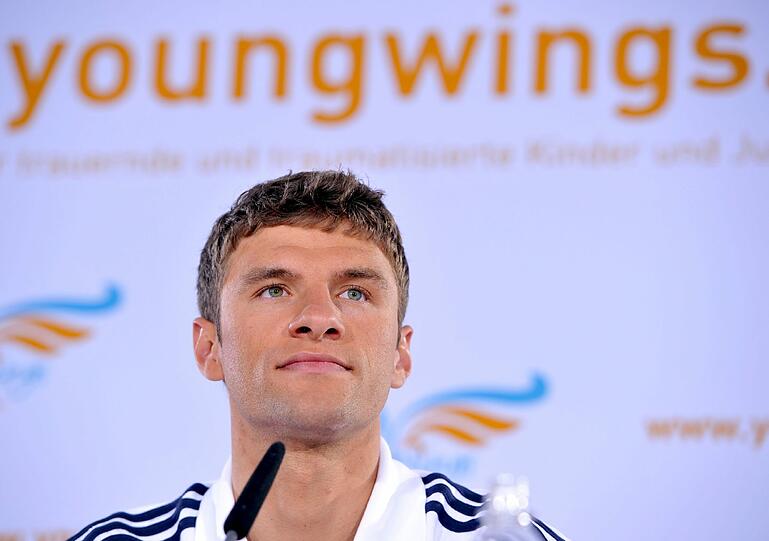 Der Fußball-Nationalspieler Thomas Müller wird als Botschafter in den nächsten Jahren das Jugendprojekt &bdquo;YoungWings&ldquo; unterstützen.
