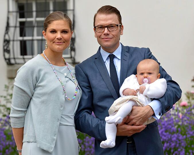 Beim traditionellen Empfang vor Schloss Solliden auf der Ostseeinsel Öland präsentierte sich das Geburtstagskind am Samstag erstmals mit Prinzessin Estelle.