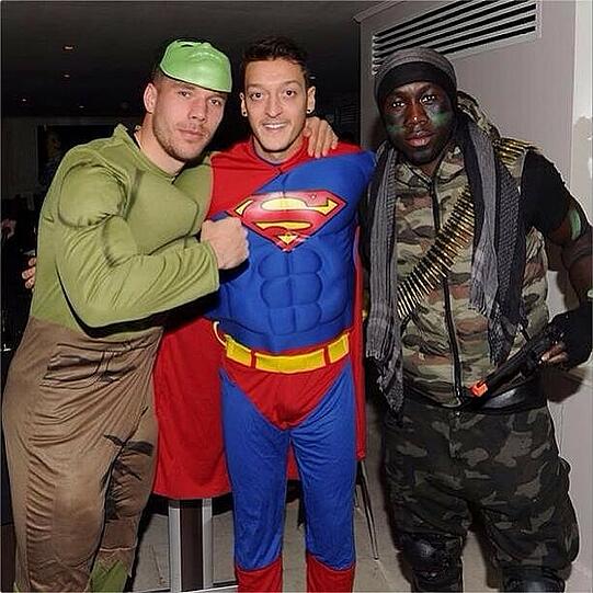 Lukas Podolski als Hulk, Mesut Özil als Superman und Bacary Sagna bei der Weihnachtsfeier des FC Arsenal.