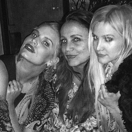 Jessica (l.) und Ashlee Simpson feiern den Geburtstag ihrer Mutter (Mitte)