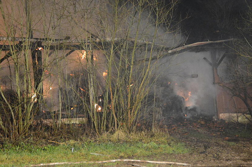 War es die Tat eines Feuerteufels? In Hungerham im Kreis Landshut fackelte eine Scheune ab.