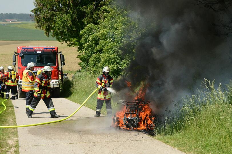 Ein brennendes Quad drohte einen Waldbrand auszulösen. Die Feuerwehr konnte die Katastrophe verhindern.