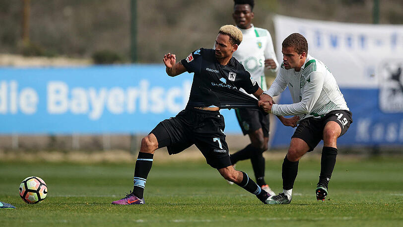 Daylon Claasen (l.) im Zweikampf mit einem Spieler von Sporting Lissabon B.