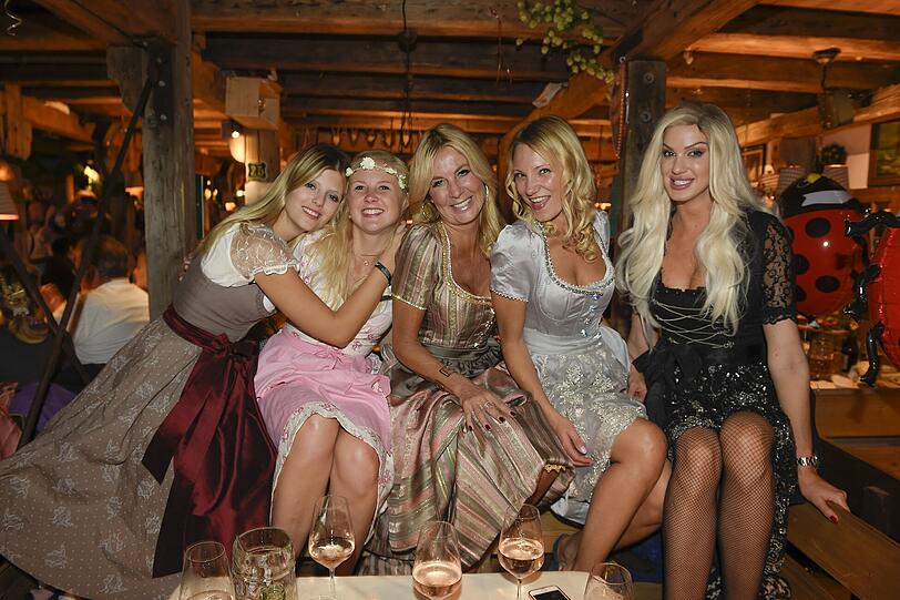 Julia Ochsenmeier, Katrin Krawinkel, Anja Ziller, Tina Offenmüller, Marketa Lippert im Käfer