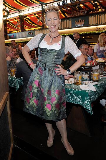 Flop: Claudia Jung mit einer Strumpfhose, die farblich nicht schmeichelt.