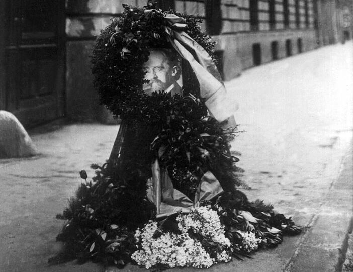 Ein Kranz und ein Foto des Opfers an der Stelle, an der Kurt Eisner 1919 erschossen wurde.