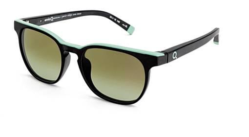Die Sonnenbrille von Etnia Barcelona rundet das Outfit ab.