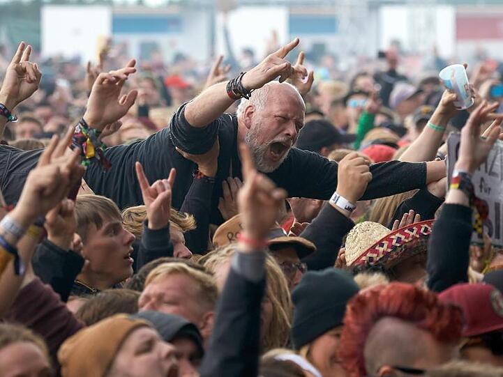 Ein Stagediver ist während des Auftritts der Band "Feine Sahne Fischfilet". Foto: Thomas Frey