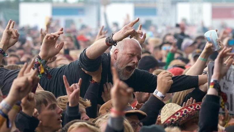 Ein Stagediver ist während des Auftritts der Band "Feine Sahne Fischfilet". Foto: Thomas Frey Ein Stagediver ist während des Auftritts der Band "Feine Sahne Fischfilet". Foto: Thomas Frey