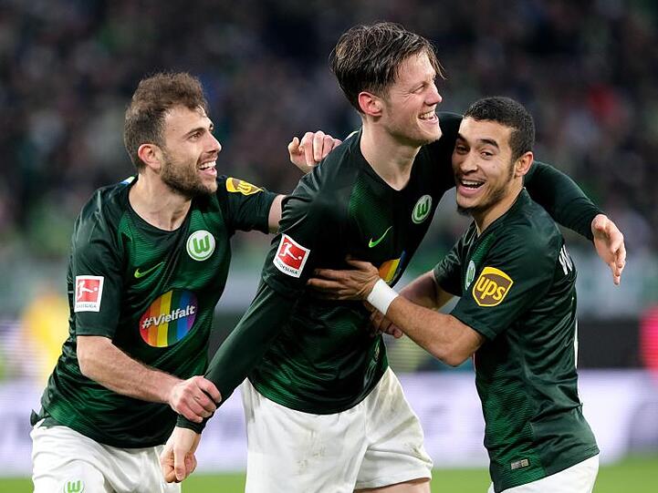 Wolfsburgs Wout Weghorst (M) bejubelt sein Tor zum 2:1 gegen Fortuna Düsseldorf mit Admir Mehmedi (l) und William.
