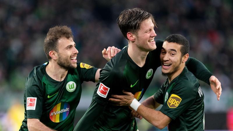 Wolfsburgs Wout Weghorst (M) bejubelt sein Tor zum 2:1 gegen Fortuna Düsseldorf mit Admir Mehmedi (l) und William. Wolfsburgs Wout Weghorst (M) bejubelt sein Tor zum 2:1 gegen Fortuna Düsseldorf mit Admir Mehmedi (l) und William.