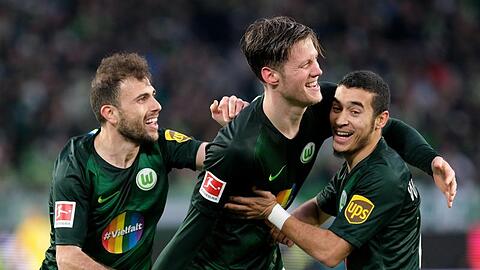 Wolfsburgs Wout Weghorst (M) bejubelt sein Tor zum 2:1 gegen Fortuna Düsseldorf mit Admir Mehmedi (l) und William.