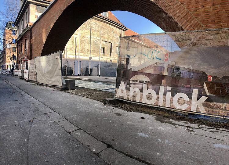 Durch einen Rundbogen gelangen die Zuschauer in den Innenhof des neuen Theaterkomplexes, der neben Bühne und Café auch Schauspielerwohnungen und eine Kindertagesstätte beherbergt.