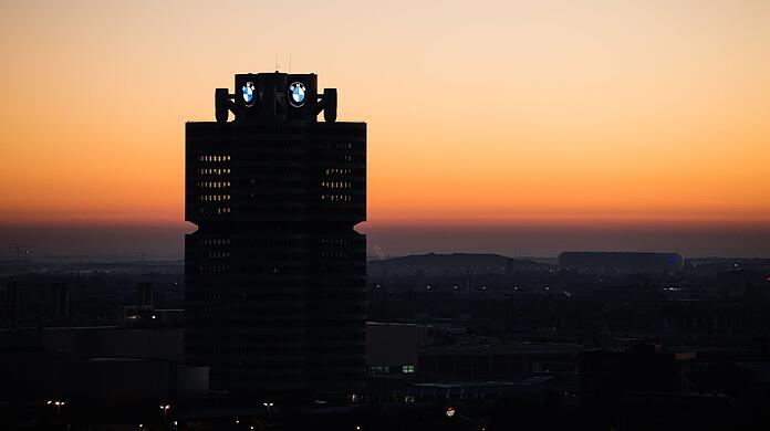 BMW ist nach der Stadt der größte Arbeitgeber in München. Doch die weltpolitischen Entwicklungen könnten nun auch beim Autobauer für Abschwung sorgen.