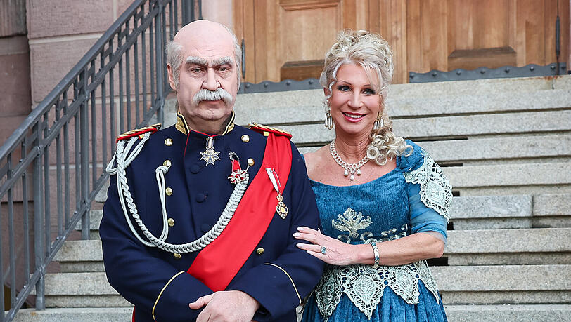 Den Machtanspruch als Kanzler hat Markus Söder beim Franken-Fasching dieses Jahr gesetzt. Bayerns Ministerpräsident kam als Reichskanzler Otto von Bismarck. Hier in Begleitung seiner Frau Karin Baumüller-Söder verkleidet als Dame aus der Zeit Bismarcks.