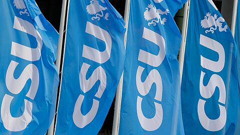 Flaggen der CSU wehen am Rande der CSU-Delegiertenversammlung zur Europawahl vor dem Messezentrum.