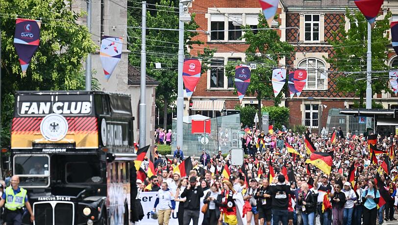 Eine Rekordzahl von deutschen Fans wird für das EM-Spiel gegen Dänemark in Basel erwartet.