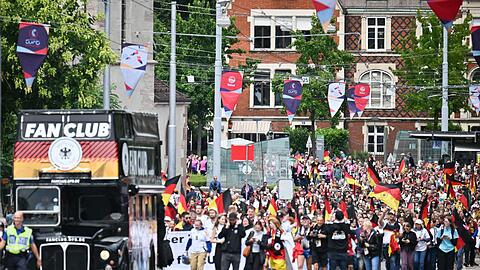 Eine Rekordzahl von deutschen Fans wird für das EM-Spiel gegen Dänemark in Basel erwartet.
