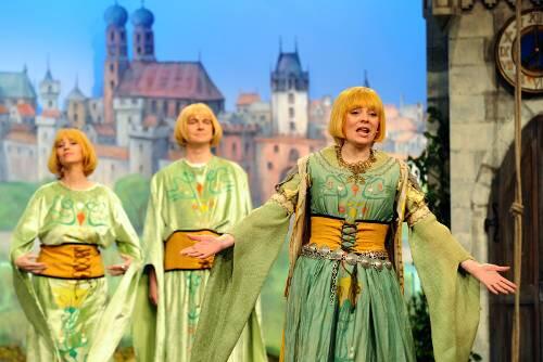 Die Schauspieler Eva-Maria Höfling (r-l), Tobias Pfülb und Steffi Brehme, alle als Claudia Roth, bei einer Probe zum traditionellen "Politiker-Derblecken".