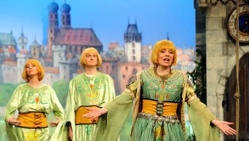 Die Schauspieler Eva-Maria Höfling (r-l), Tobias Pfülb und Steffi Brehme, alle als Claudia Roth, bei einer Probe zum traditionellen "Politiker-Derblecken".