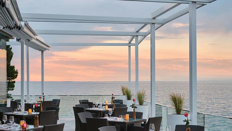 Zum Luxushotel Adriatic Istria Resort im Norden Istriens gehört auch das Restaurant Kanova direkt am Wasser. Zum Luxushotel Adriatic Istria Resort im Norden Istriens gehört auch das Restaurant Kanova direkt am Wasser.