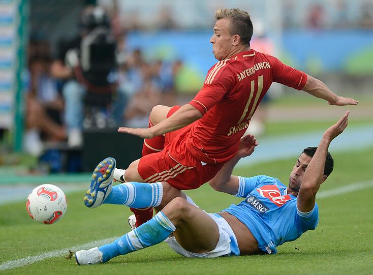 Miguel Britos trennt Xherdan Shaqiri recht unsanft vom Ball.