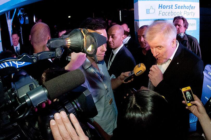Mehr Presse als Freunde: Horst Seehofer auf seiner Facebook-Party 2012.