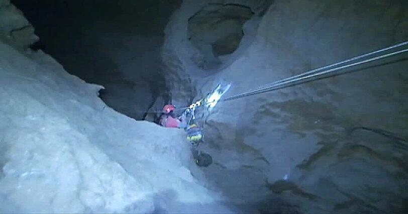 Senkrecht geht es in der Höhle in die Tiefe