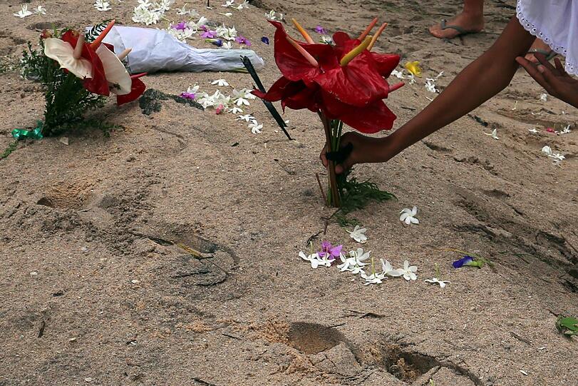 Zehn Jahre später gedenken Angehörige der Tsunami-Opfer in Indonesien