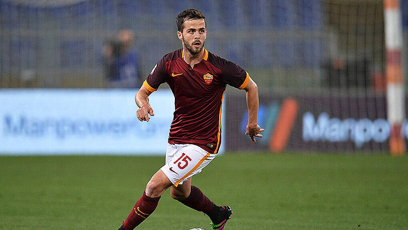 Der Name Miralem Pjanic tauchte schon einmal auf der Wunschliste des FC Bayern: Bereits vor seinem Amtsantritt in München - im Januar 2013 - nahm Pep Guardiola den Mittelfeldspieler unter die Lupe. Der Name Miralem Pjanic tauchte schon einmal auf der Wunschliste des FC Bayern: Bereits vor seinem Amtsantritt in München - im Januar 2013 - nahm Pep Guardiola den Mittelfeldspieler unter die Lupe.