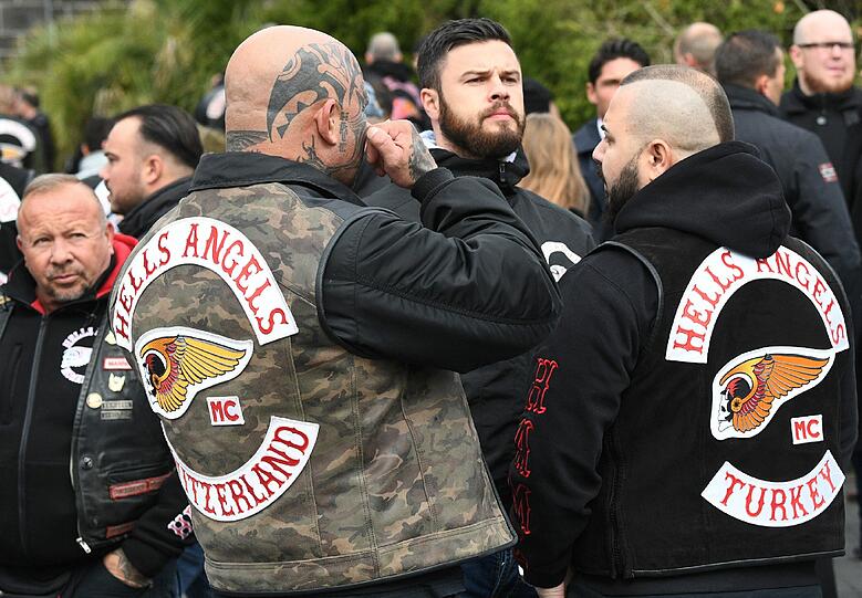 Hells Angels und Mitglieder befreundeter Rockergruppen aus mehreren Ländern bei der Beerdigung des  erschossenen Hells Angels-Chefs von Gießen, Aygün Mucuk.