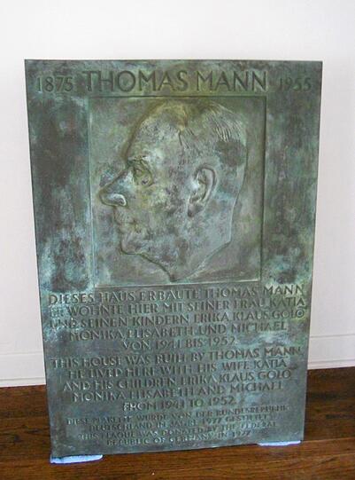Die Kupfer-Platte mit dem Profil von Thomas Mann, die zwischenzeitlich abgehängt worden ist.