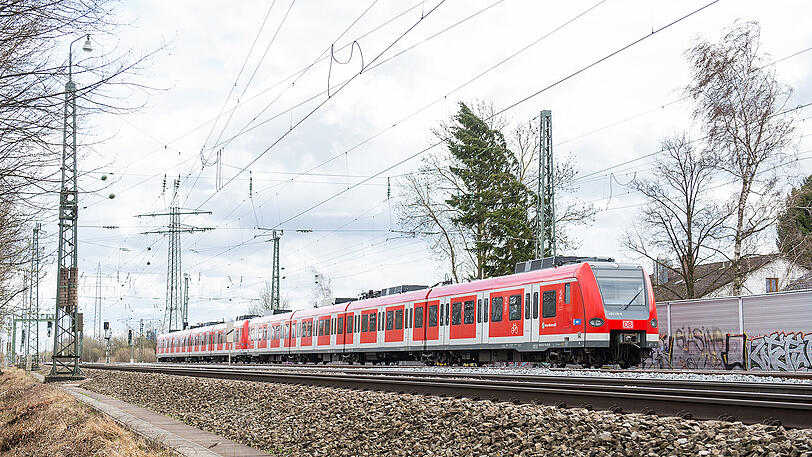 Weshalb der 16-Jährige auf den Bahngleisen lief, ist aktuell noch Gegenstand der Ermittlungen. (Archivbild)