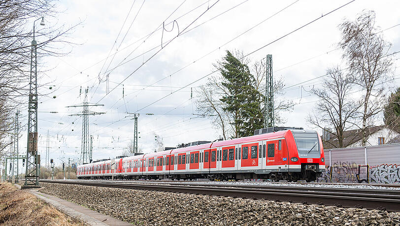 Weshalb der 16-Jährige auf den Bahngleisen lief, ist aktuell noch Gegenstand der Ermittlungen. (Archivbild) Weshalb der 16-Jährige auf den Bahngleisen lief, ist aktuell noch Gegenstand der Ermittlungen. (Archivbild)
