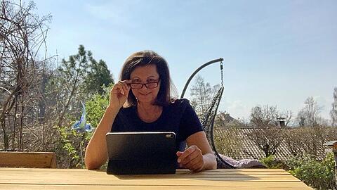Ilse Aigner hat sich extra für die AZ mit dem Handy dahoam auf ihrer Terrasse in Feldkirchen fotografieren lassen.