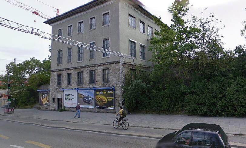 Seit die Stadt den Kopfbau der Stückguthalle in der Offenbachstraße im Jahr 2005 gekauft hat, steht das Gebäude leer.