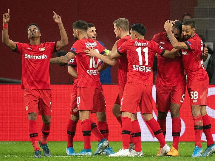 Leverkusens Spieler feiern die 1:0-Führung gegen Atlético.