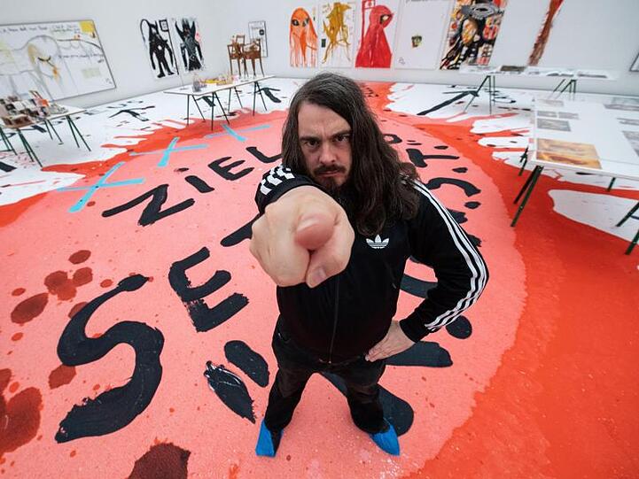 Der Maler und Aktionskünstler Jonathan Meese will Lübeck zum Gesamtkunstwerk machen.