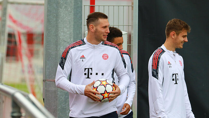 Niklas Süle (l.) und Josip Stanisic können nach ihrer Corona-Infektion wieder trainieren.