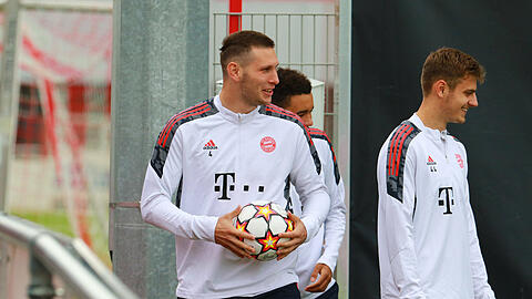 Niklas Süle (l.) und Josip Stanisic können nach ihrer Corona-Infektion wieder trainieren.