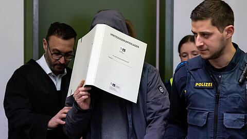 Der Angeklagte wird von seinem Anwalt Adam Ahmed zu seinem Platz auf der Anklagebank geleitet. (Archivbild, März 2023)