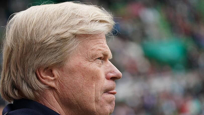 Bayerns Vorstandsvorsitzender Oliver Kahn steht vor Spielbeginn am Spielfeldrand.