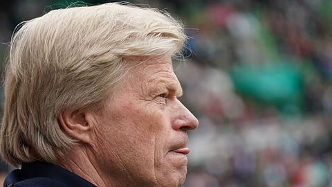 Bayerns Vorstandsvorsitzender Oliver Kahn steht vor Spielbeginn am Spielfeldrand.