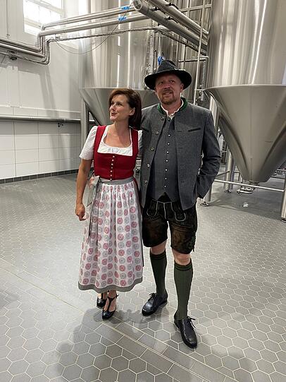 Marta Girg und ihr Mann Thomas vor den neuen Braukesseln. Marta Girg und ihr Mann Thomas vor den neuen Braukesseln.