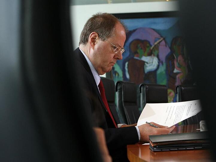 Bundesfinanzminister Peer Steinbrück vor Beginn einer Kabinettsitzung im Bundeskanzleramt in Berlin. (Archivbild)